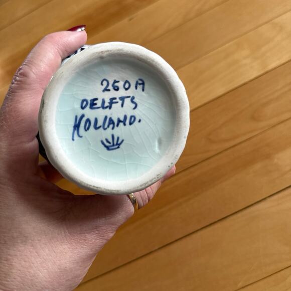 Delft Hand painted 8” Vase - Holland marked 250a - Picture 3 of 9